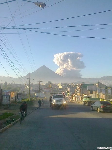 На гватемальском вулкане Сантьягуито сходят разрушительные лахары