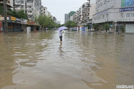 От проливных дождей в Центральном Китае пострадали свыше 500 тыс. человек