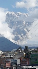 Гватемальский вулкан Сантьягуито продолжает «плеваться» пеплом
