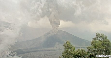 Вулкан Ринджани вновь нарушил авиасообщение в Индонезии