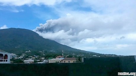 Вулкан Гамалама нарушает авиасообщение на острове Тернате второй день подряд