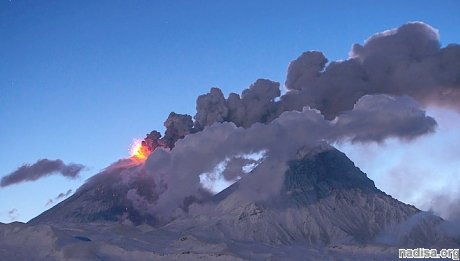 Вулкан Ключевской выбросил два мощных столба пепла