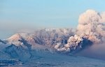 Камчатский вулкан Ключевской выбросил два мощных столба пепла