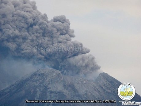 Гватемальский вулкан Сантьягуито выбросил 5-километровый столб пепла