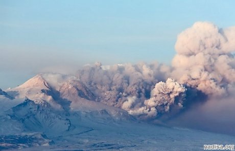 Вулкан Ключевской выбросил 8-километровый столб пепла