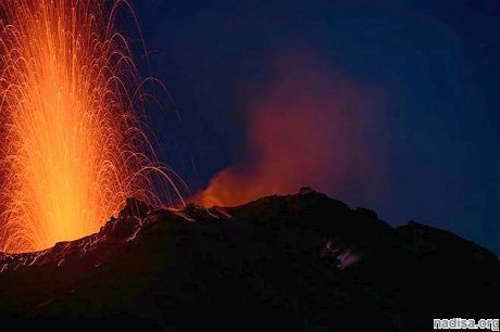 Итальянский вулкан Стромболи вновь извергается
