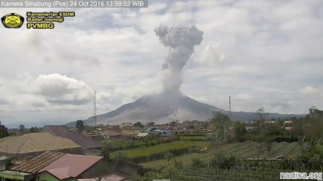 Извержение вулкана Синабунг вновь набирает обороты