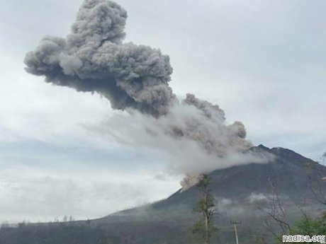 На Суматре продолжает извергаться вулкан Синабунг