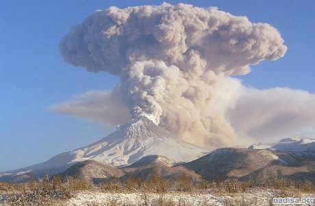 На Камчатке «плюется» пеплом вулкан Шивелуч