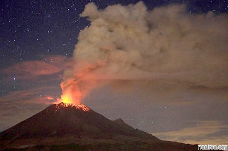 Мексиканский вулкан Попокатепетль выбросил столб дыма