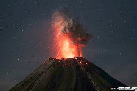Мексиканский вулкан Колима производит впечатляющие взрывы