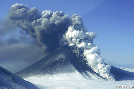 Разбушевавшийся вулкан Богослов на Аляске несет угрозу для авиации