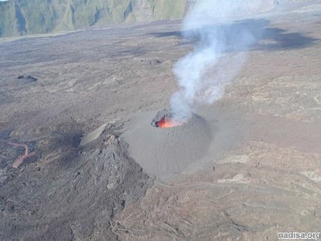 Вулкан Питон-де-ла-Фурнез на острове Ла Реюньон не планирует успокаиваться