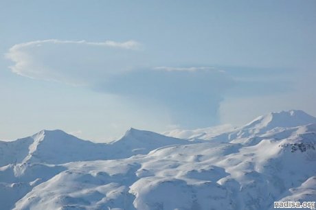 На Аляске вновь свирепствует вулкан Богослов