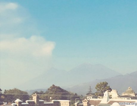 Вулкан Фуэго продолжает греметь в Гватемале