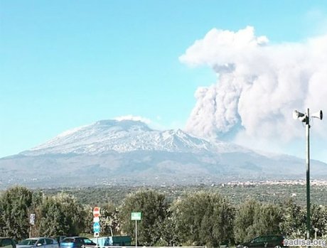 Извержение вулкана Этна продолжается, но авиасообщение восстановлено на Сицилии