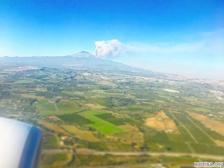 Извержение вулкана Этна продолжается, но авиасообщение восстановлено на Сицилии