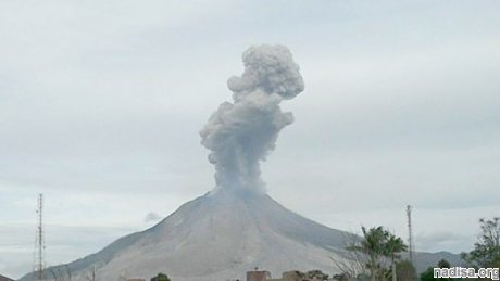 Вулкан Синабунг в Индонезии выбросил 3-километровый столб пепла