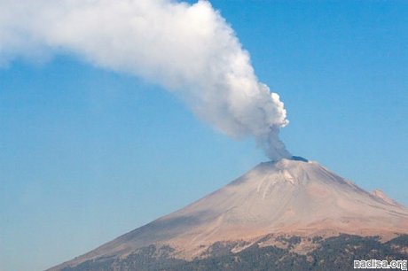 Мексиканский вулкан Попокатепетль взорвался почти 50 раз за сутки
