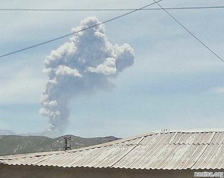 В Перу из-за извержения вулкана Сабанкайя от пеплопадов страдают населенные пункты