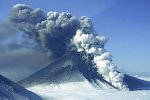 Вулкан Боголов на Аляске выбросил столб пепла на высоту более 10 км