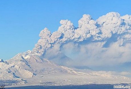 Вулкан Шивелуч припорошил пеплом поселок на Камчатке