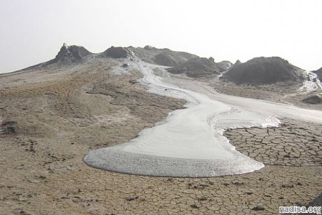 Проснулся мощный грязевой вулкан Кейраки в Азербайджане