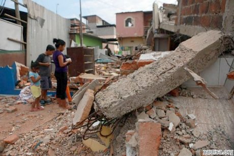 Сильное землетрясение в Эквадоре вывело людей на улицы