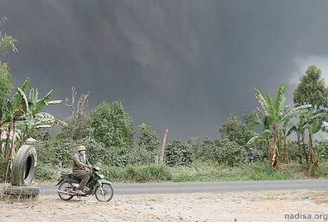 Индонезийский вулкан Синабунг засыпал пеплом близлежащие населенные пункты