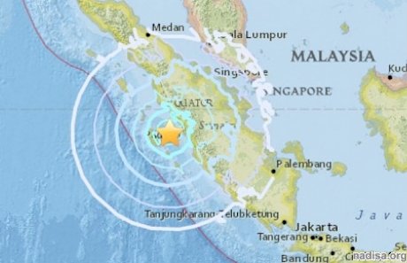 Мощное землетрясение посеяло панику на Суматре