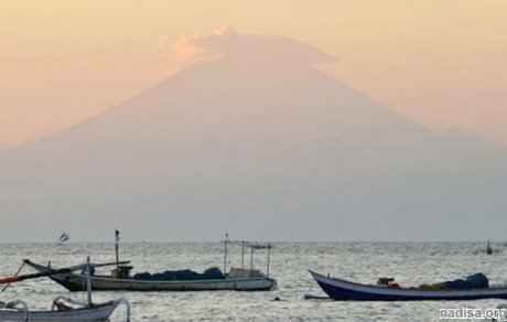 На Бали проводится массовая эвакуация из-за возможного извержения вулкана Агунг