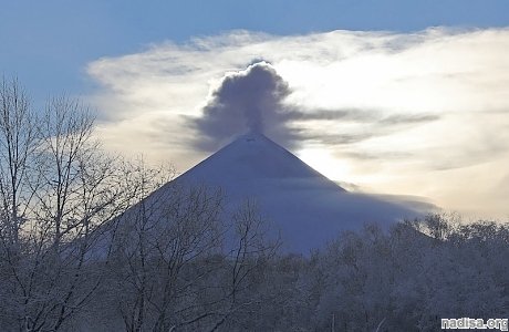 На вулкане Ключевской продолжаются выбросы газа и пепла