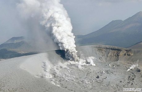 В Японии начал извергаться вулкан Симмоэ