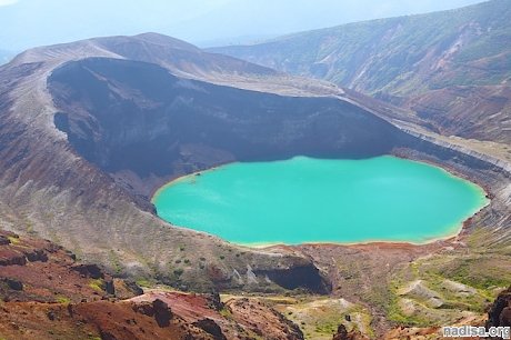 14 самых поразительных кратерных озер на Земле