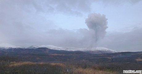 Вулкан Эбеко выбросил пепел на высоту до 2,5 км