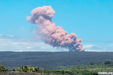 На Гавайях «плюется» лавой вулкан Килауэа