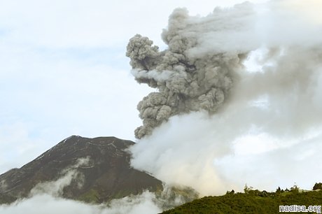 Вулкан Карымский «выдал» три столба пепла