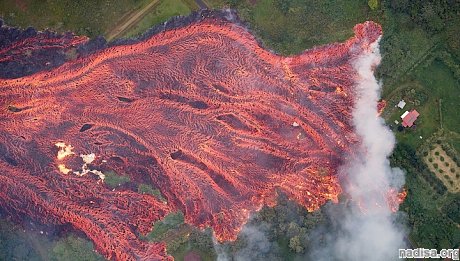Потоки лавы на Гавайях достигли Тихого океана