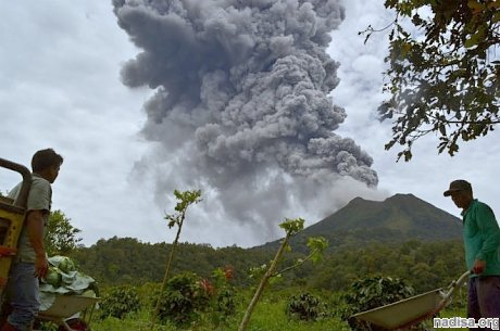 Индонезийский вулкан Мерапи выбросил огромное облако пепла и ядовитые газы
