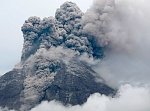 Индонезийский вулкан Мерапи выбросил огромное облако пепла и ядовитые газы