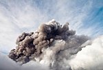 На Северных Курилах вулкан Эбеко вновь выбросил пепел