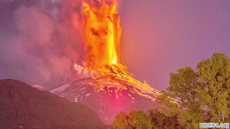 Почему извергается вулкан?