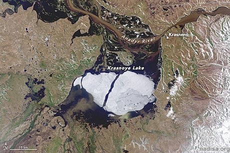 Лето пришло на озеро Красное: фото со спутника НАСА