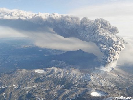 Активные вулканы делятся друг с другом магмой