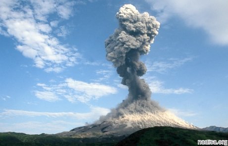 На Камчатке выбросил мощный столб пепла вулкан Карымский