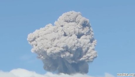 Очевидцы сняли на видео пепловый выброс вулкана на Курильских островах