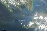 В Индонезии проснулся вулкан Кракатау: фото из космоса