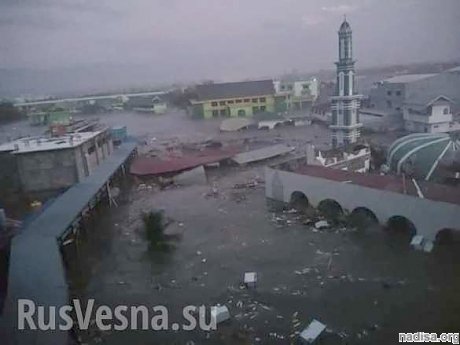 Страшное цунами в Индонезии: сотни погибших, число жертв продолжает расти