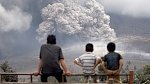В Индонезии начал извергаться вулкан