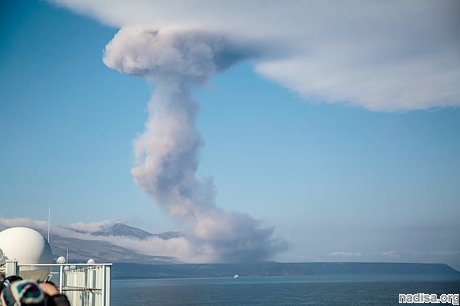 Курильский вулкан Эбеко выстрелил струей пепла высотой 4,5 км
